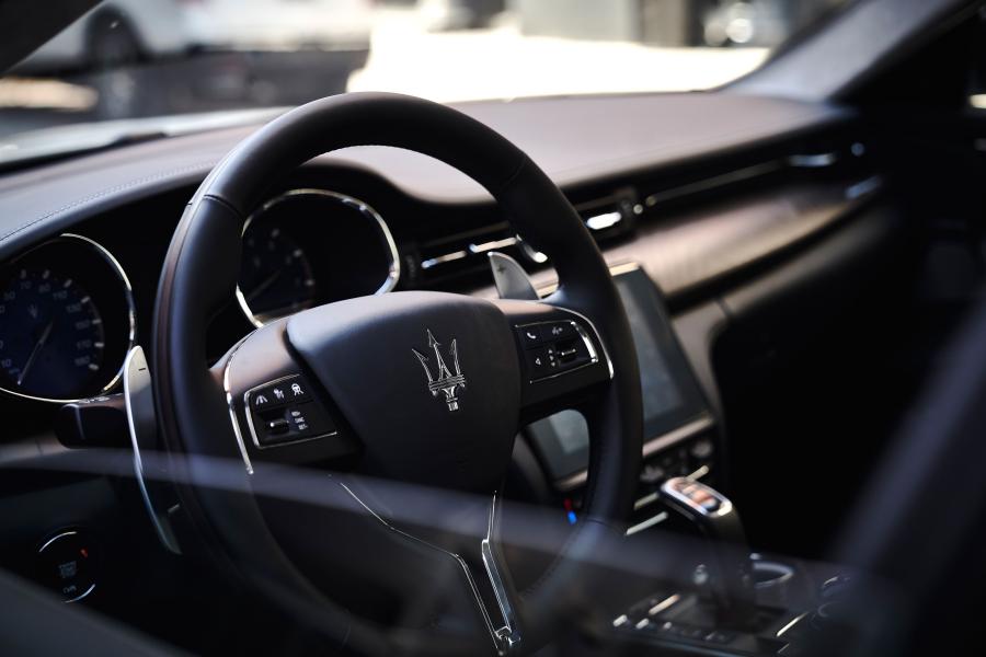 Интерьер Maserati Quattroporte S Q4 GranLusso (M156) 2017 года  (NA) (фото 16 из 25)